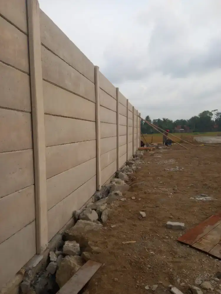 Pagar panel terpasang