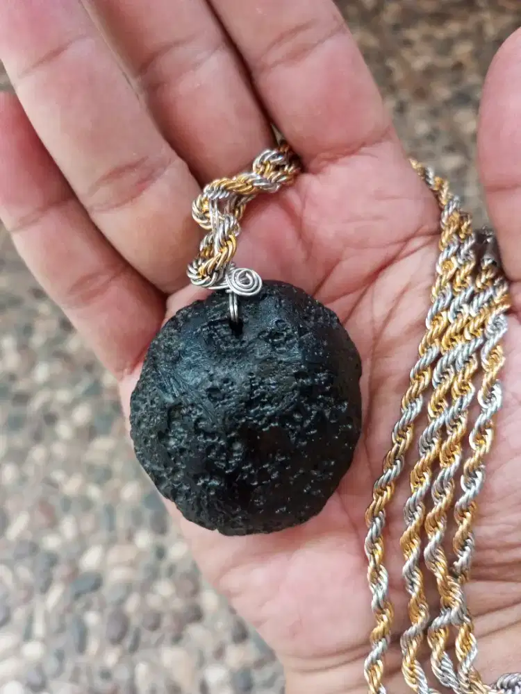 Liontin Satam Meteor spesial Boss