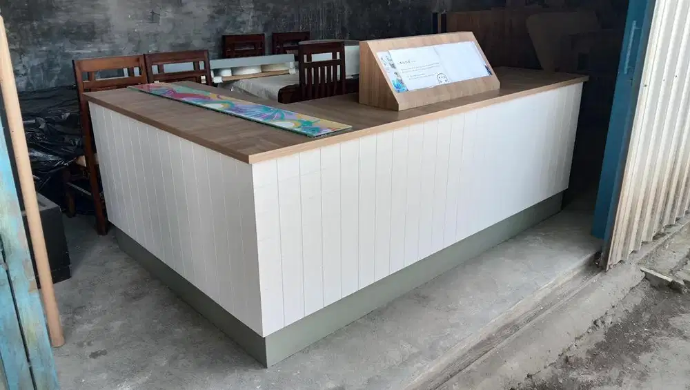 Booth beserta lemari