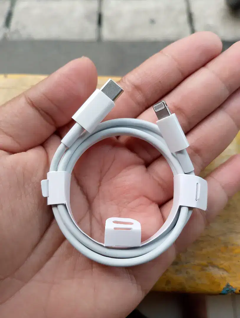 Kabel charger iPhone 13 C to Lighting