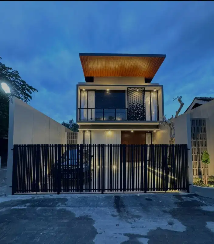 SUPERSTRATEGIS RUMAH MEWAH SIAP HUNI FULL FURNISH DEKAT KEMANAPUN