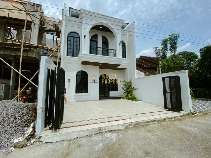 RUMAH MEWAH, 2 LANTAI, DEKAT EXIT TOL MAGUWOHARJO, SLEMAN