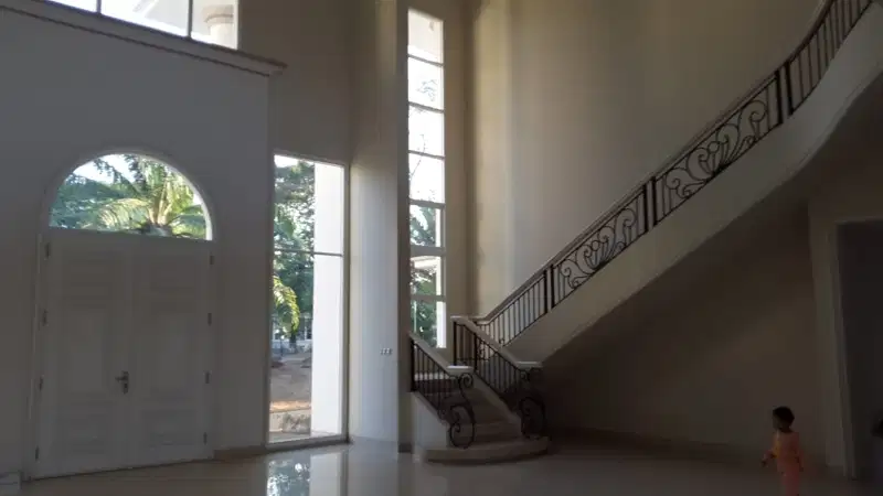 DIJUAL RUMAH LELANG MEWAH DEPAN TAMAN DI KOTA WISATA, SEBERANG MAL