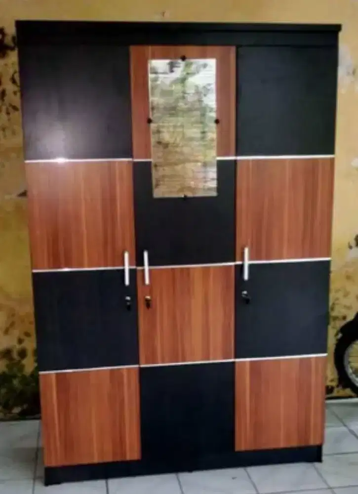 Lemari Pakaian 3 Pintu Kaca Luar GM LP3KL 180 Catur Walnut