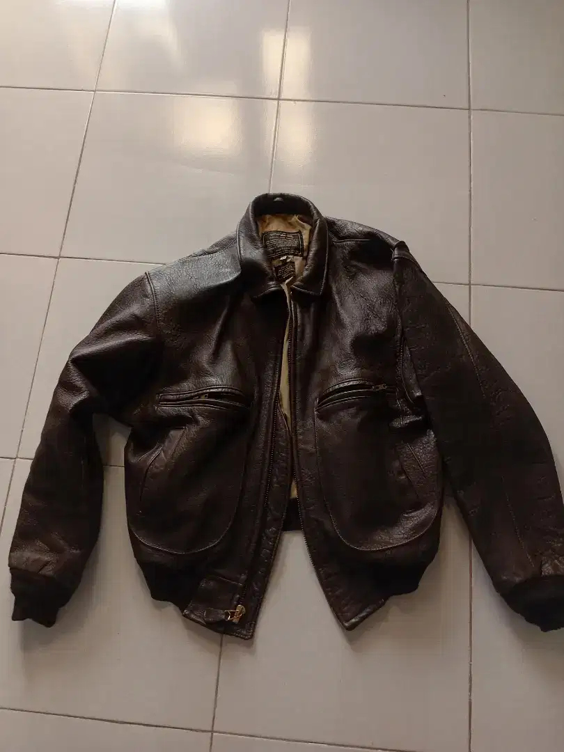 Jaket kulit baru 1 kali pakai kebesaran