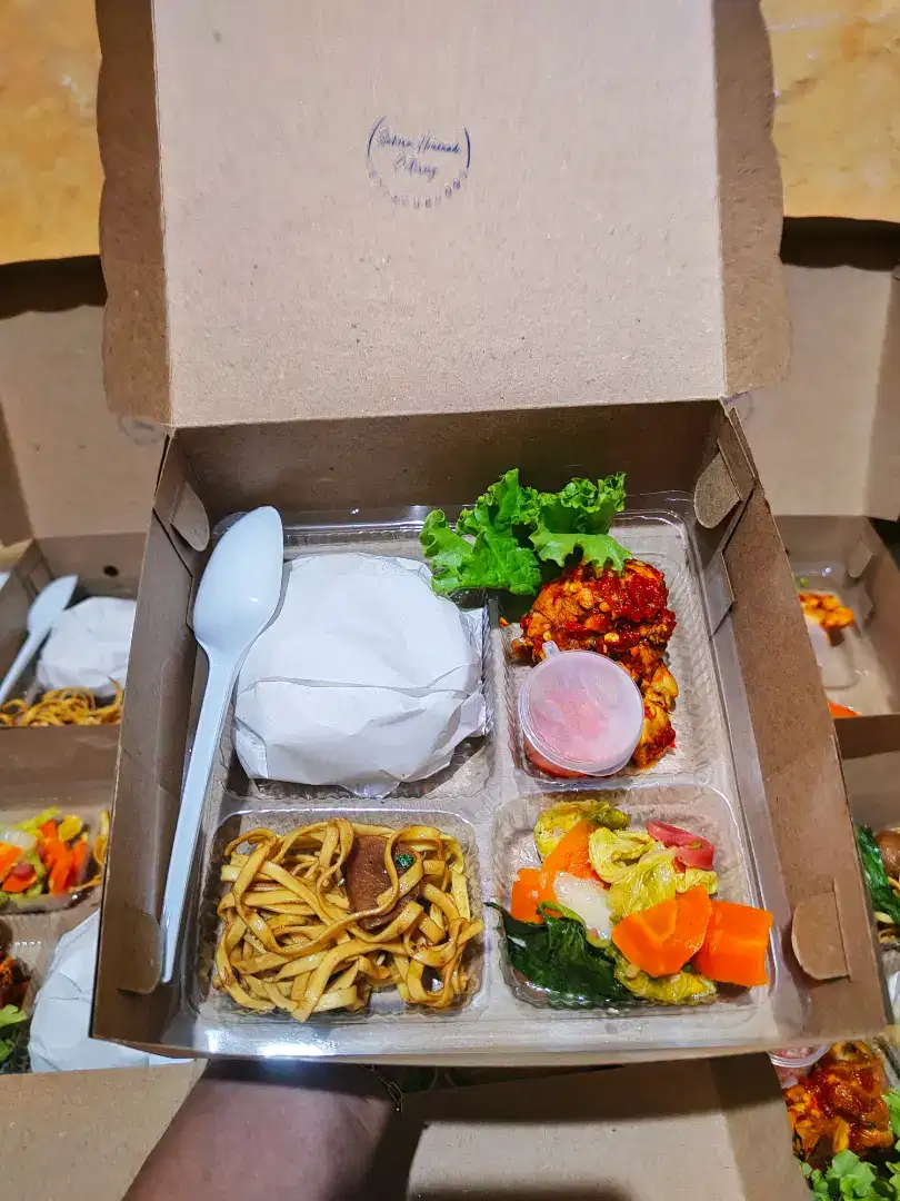 Nasi kotak free pisang dan apem