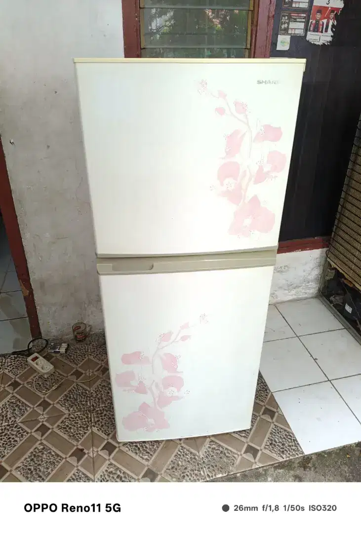 Kulkas 2 pintu merek Sharp