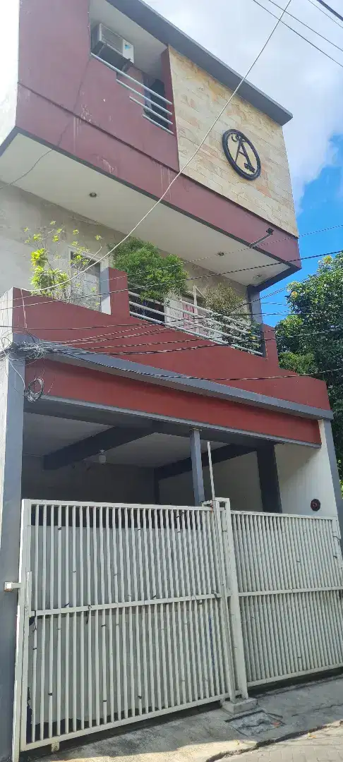 Dijual rumah 3 lantai untuk rumah tinggal maupun usaha