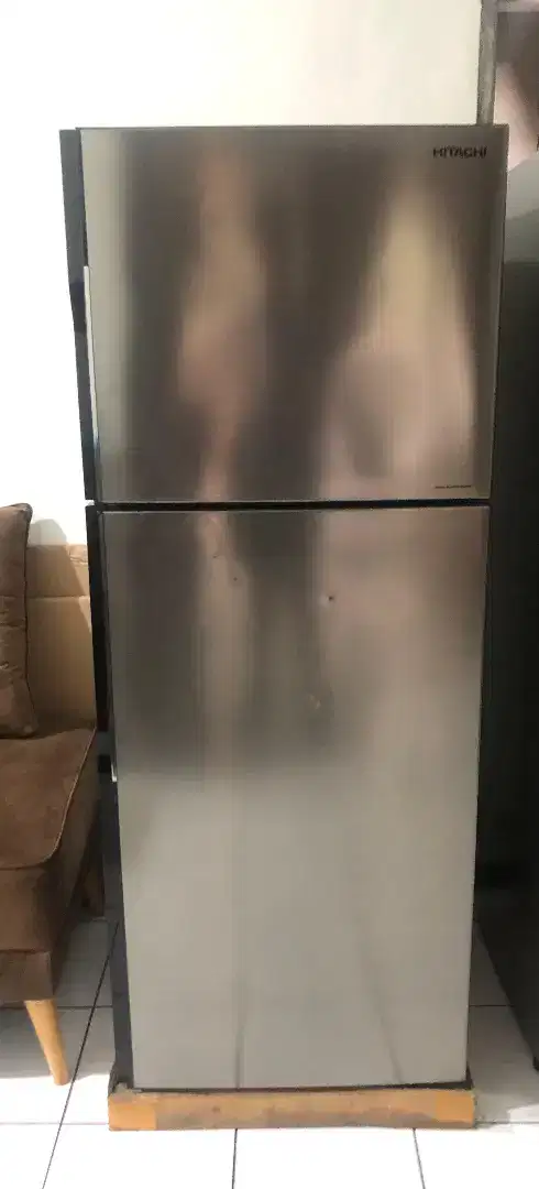 Kulkas Hitachi Inverter 2pintu , Isi 260liter , lampu bawah