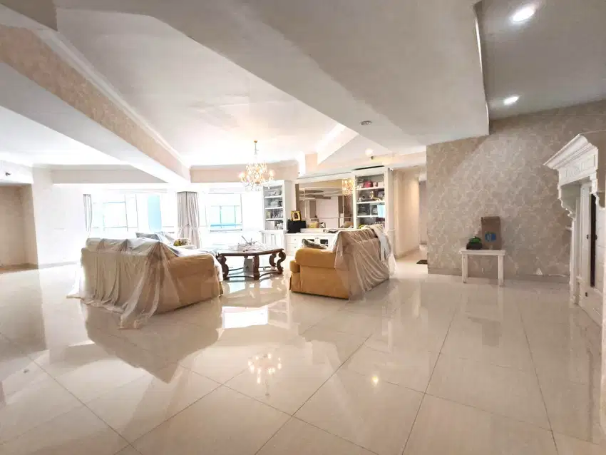 Dijual Condominium Taman Anggrek - 4 BR Semi Furnished Luas 292 m2