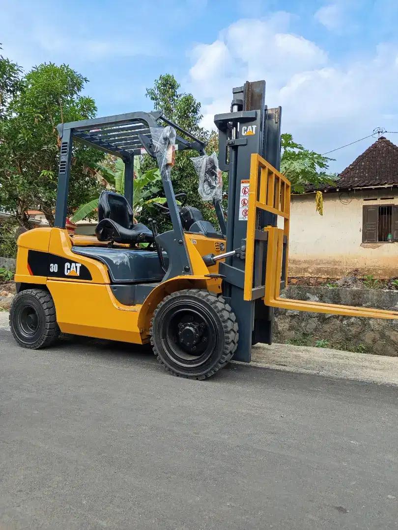 Forklift 3 Ton Caterpillar siap kerja tahun muda 2020