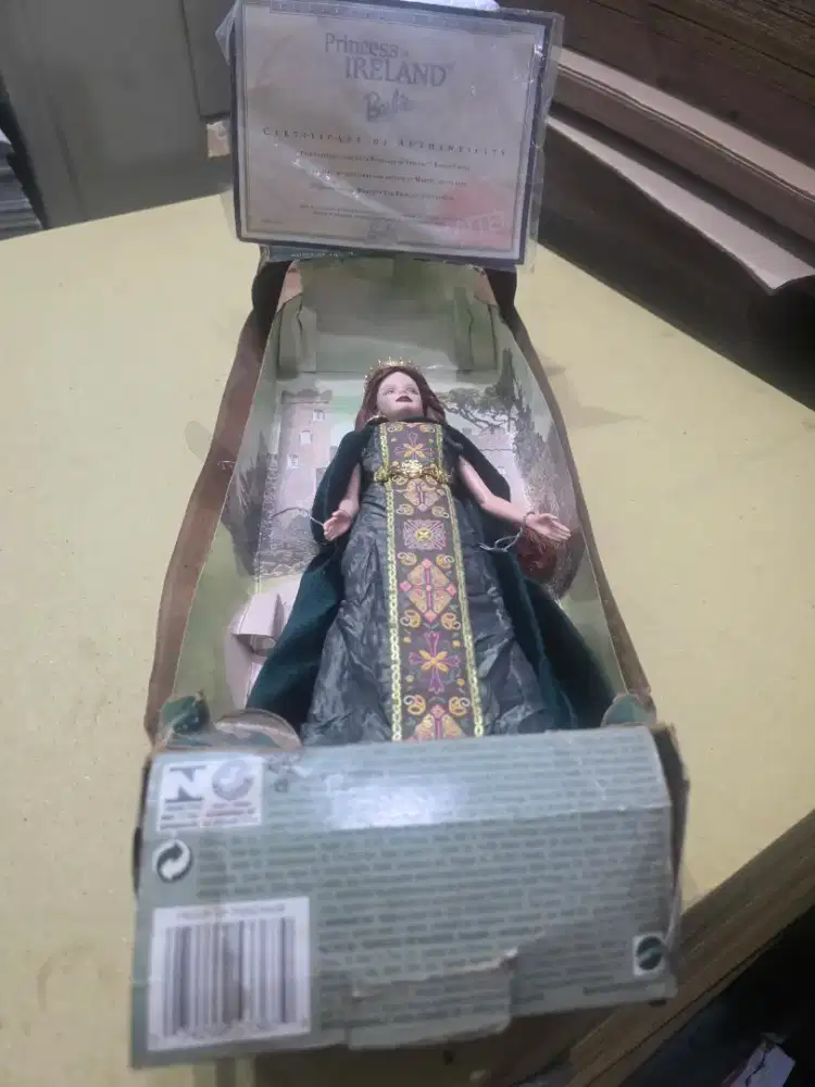 Boneka berbie bersertifikat