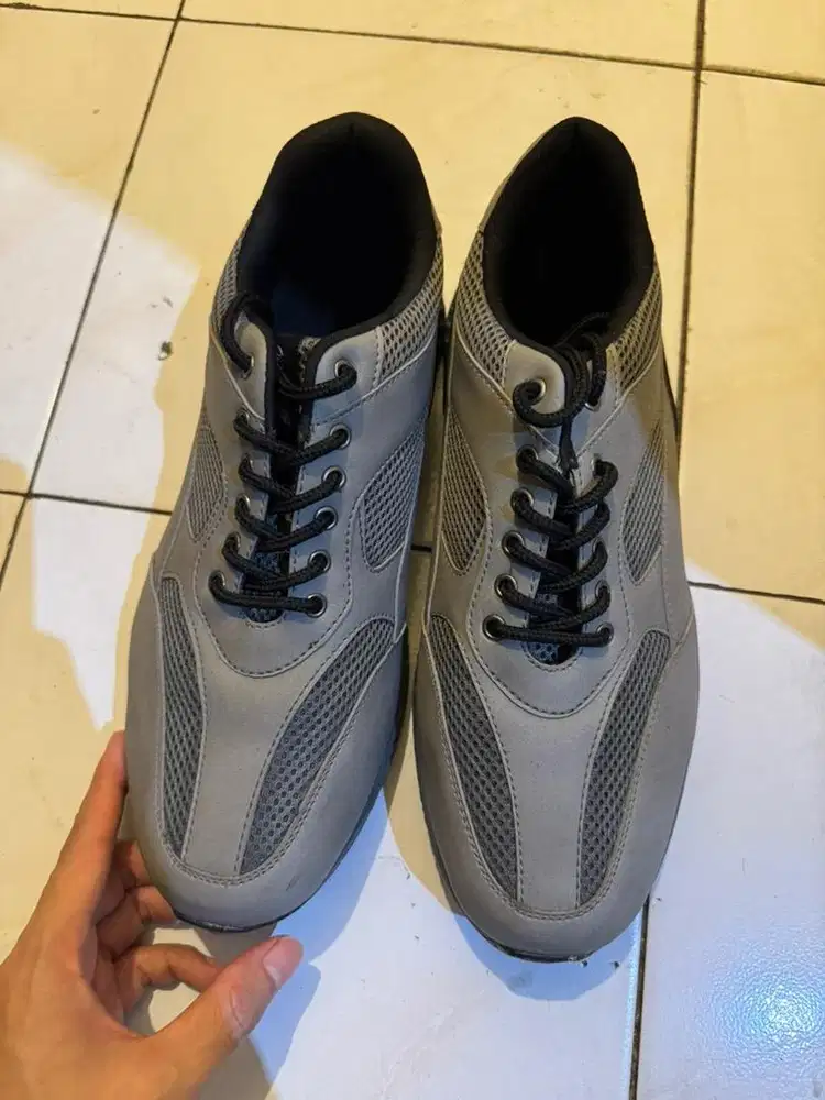 Sepatu Sneakers QUADRUN