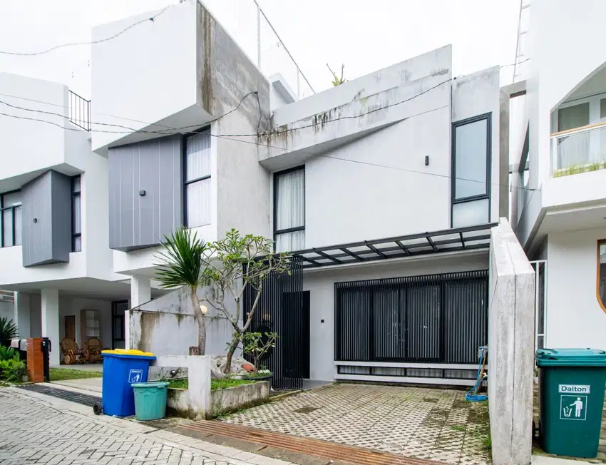 Rumah Villa Mewah Plus Kolam Renang Dekat UPI Setiabudi di Perumahan