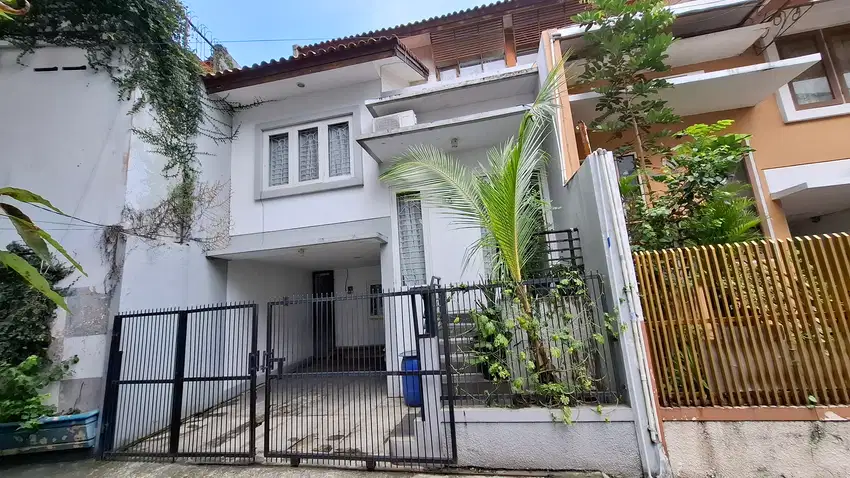Rumah 4 Lantai Gaya Minimalis Modern di Tebet, di Area Pusat Kuliner