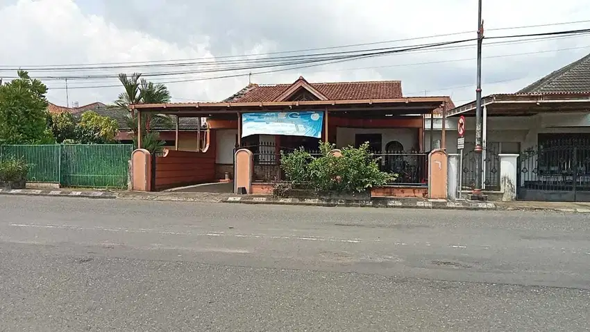 Disewakan Rumah Cocok untuk Caffe/kantor  2 Menit ke Alun2 Purwokerto