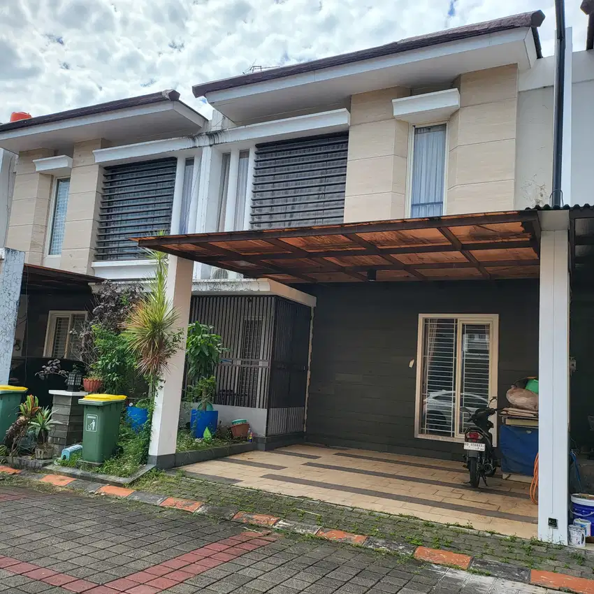 Rumah Nyaman 2 Lantai di Tengah Kota Furnish