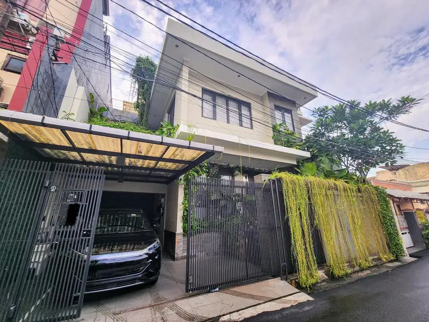 Rumah 13.5x13.3 Semi Furnished Cakep Banget di Jakarta Barat