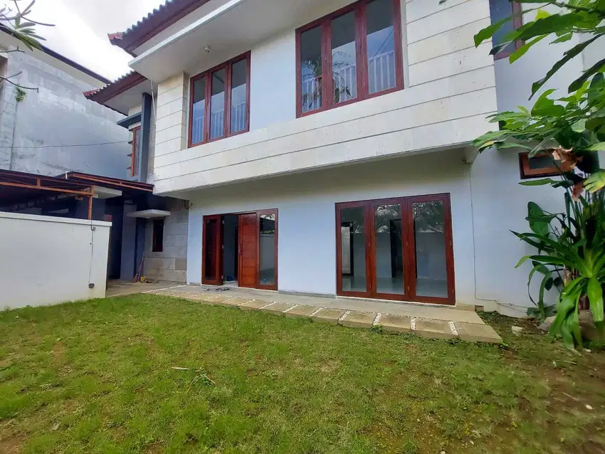 Rumah Modern Good Quality di Sunset Road with 1 Gate System