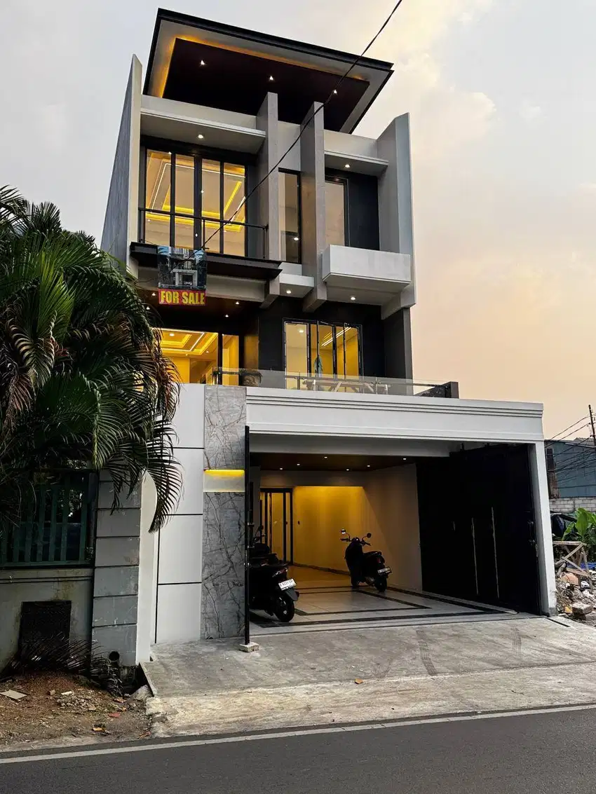 Rumah Mewah 3 Lantai + Kolam Renang pinggir jalan utama Jagakarsa