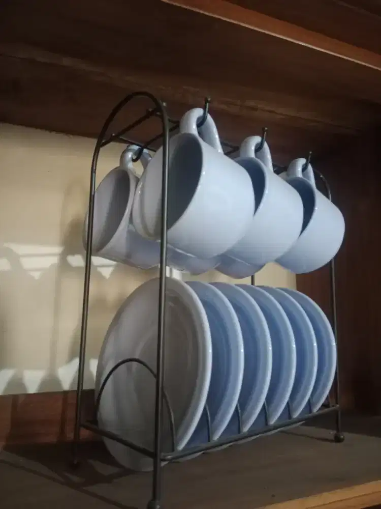 Cangkir dan tatakan teh