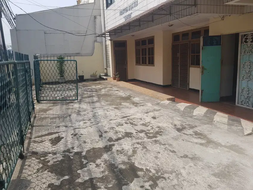 Bangunan Luas Eks Rumah Klinik Lokas Komersil di Pinggir Raya Bekasi