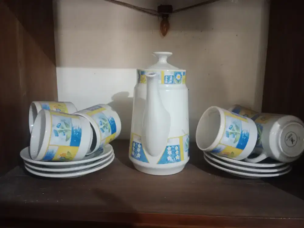 Cangkir tatakan dan teko teh