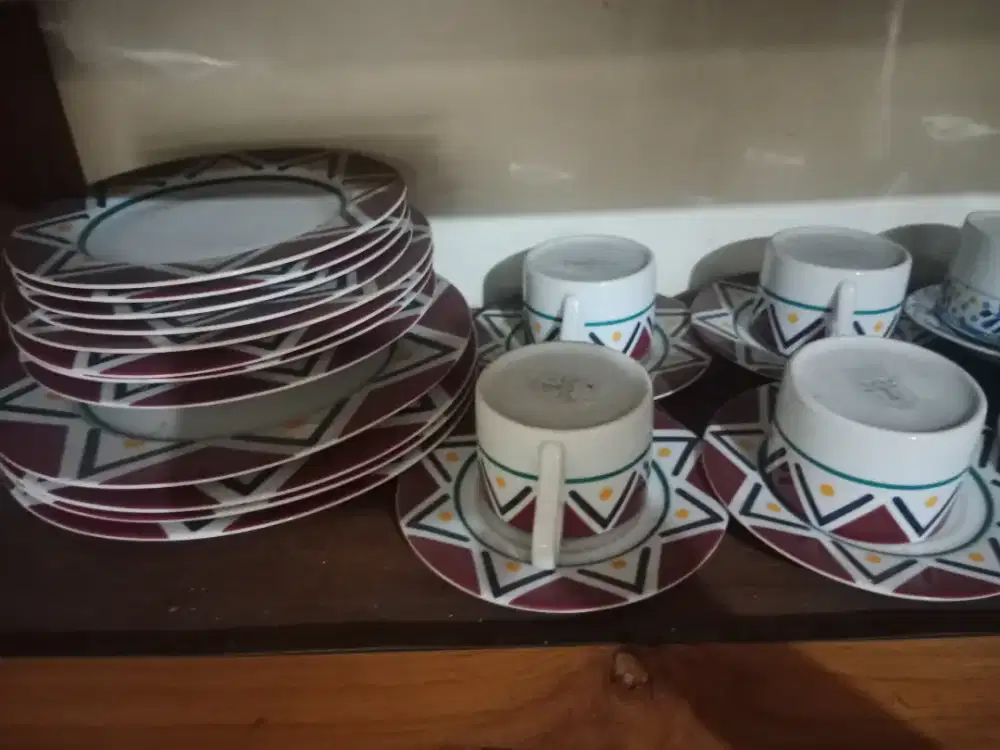 Cangkir teh piring dan magkok satu set