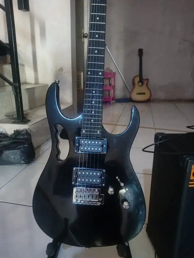 Gitar ibanez + amplifier 8inc dilengkapi FX delay dan distorsi