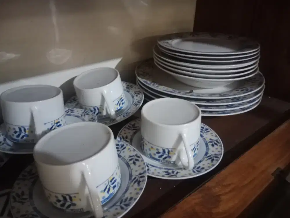 Cangkir teh dan peralatan makan