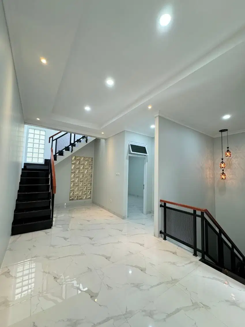 MEWAH BANGUNAN BARU, Rumah 2,5 Lantai Komplek Pondok Kelapa Jakarta
