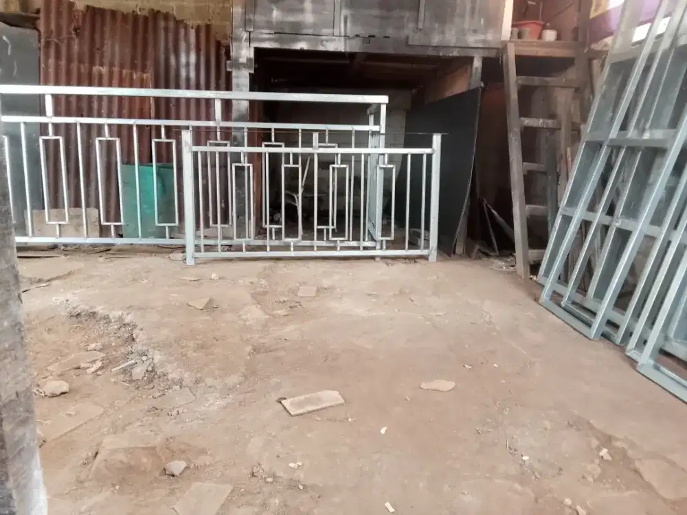 Reling balkon motip minimalis