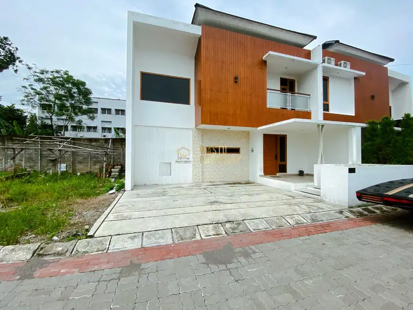 RUMAH 2 LANTAI DESAIN MODERN DI SAMPING JL.RAYA TAJEM  Lokasi :Kec. Ng