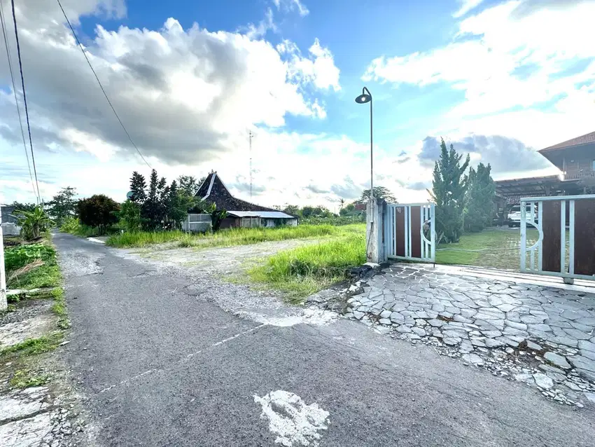 Strategis di Jl Damai Palagan, Lingkungan Cafe dan Homestay