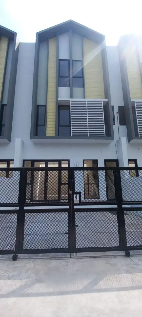 DIJUAL RUMAH SEKALIGUS TEMPAT USAHA DI PRIMANHARAPAN BEKASI