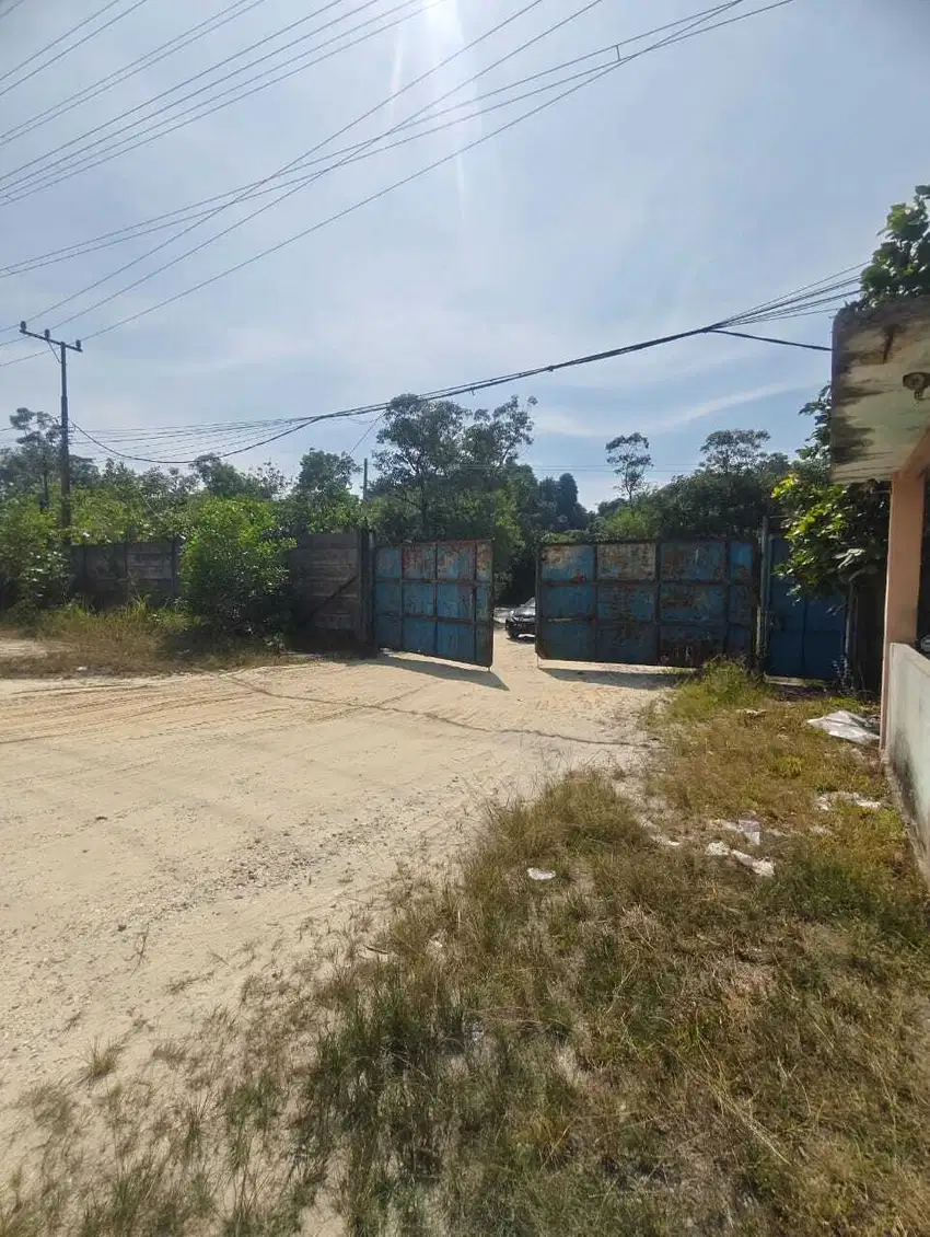 Tanah Keras ,sudah pagar keliling tepi jalan besar Yos Sudarso /Rumbai