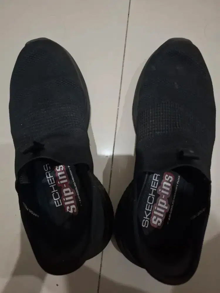 Sepatu Skechers Slip In warna hitam Polos