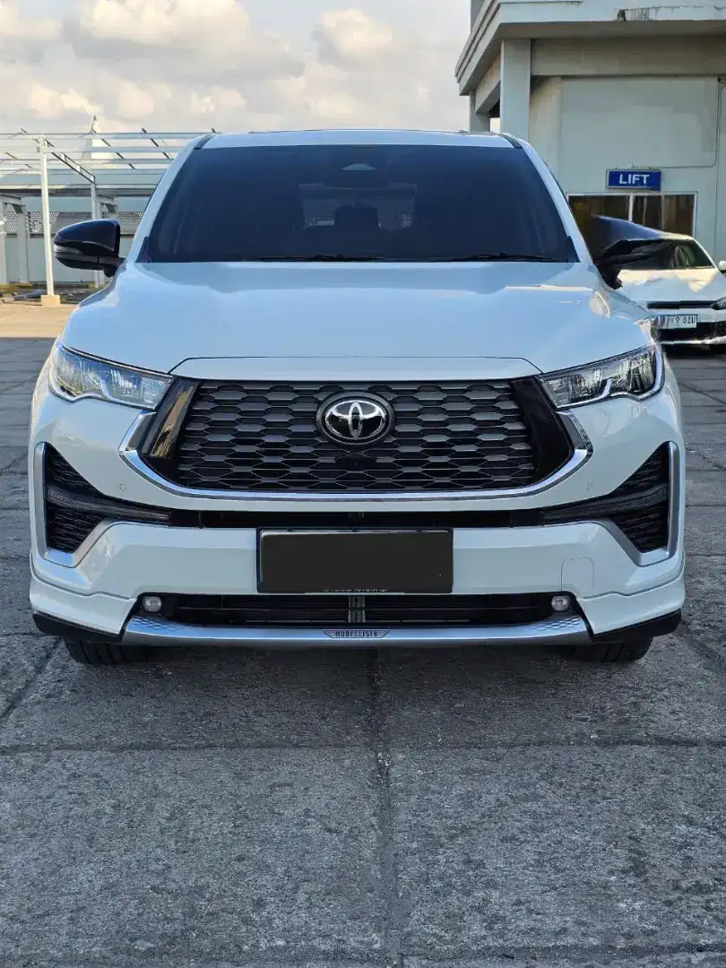 Zenix q hybrid modelista tss 2023 putih