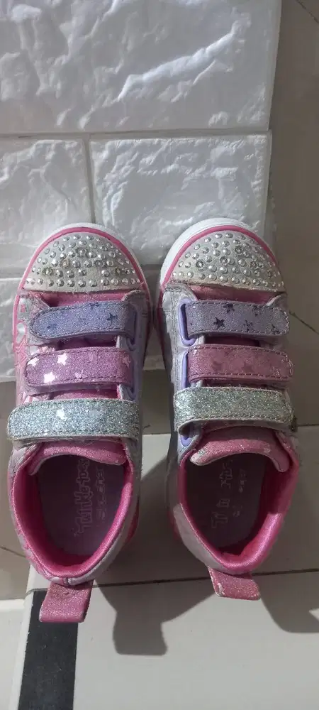 Sepatu skechers anak twinkle toes size 27 bekas
