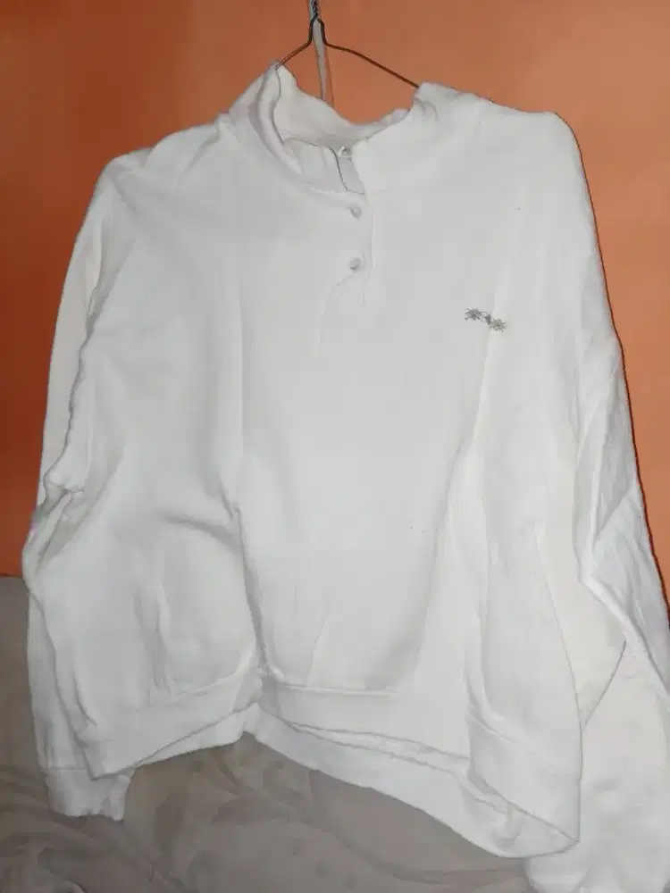 Sweater wanita warna putih