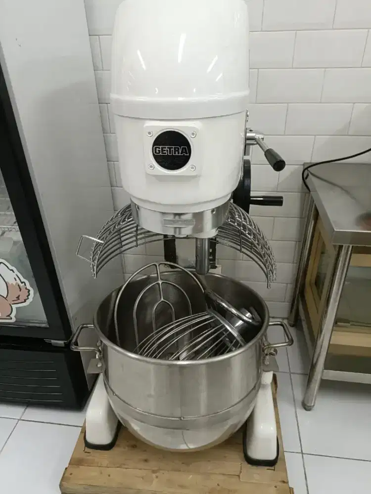 Mixer roti warna putih