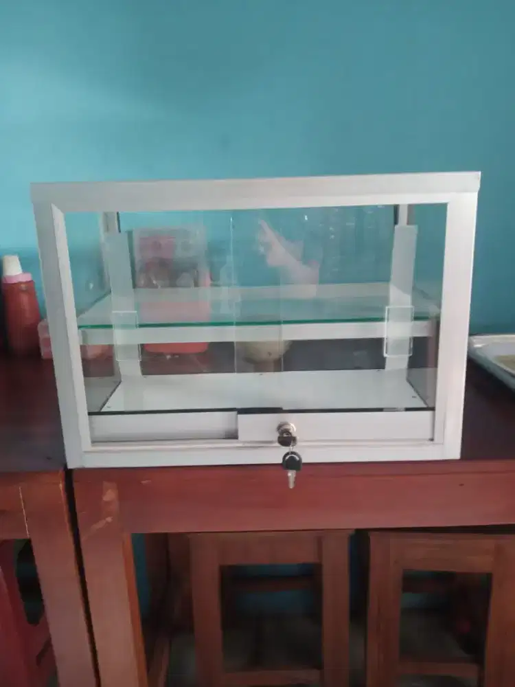 Etalase rokok kondisi new