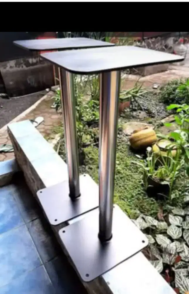 Stand/ jagrak speaker.
Bahan besi tebal dan stainless
Kondisi BARU