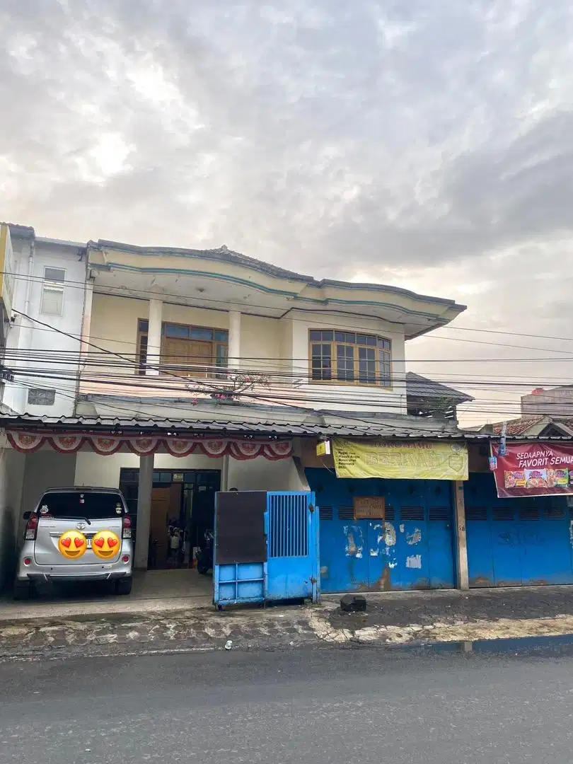dijual rumah strategis dan 2 ruko dan di belakanh ada kontrakan 3 kmr