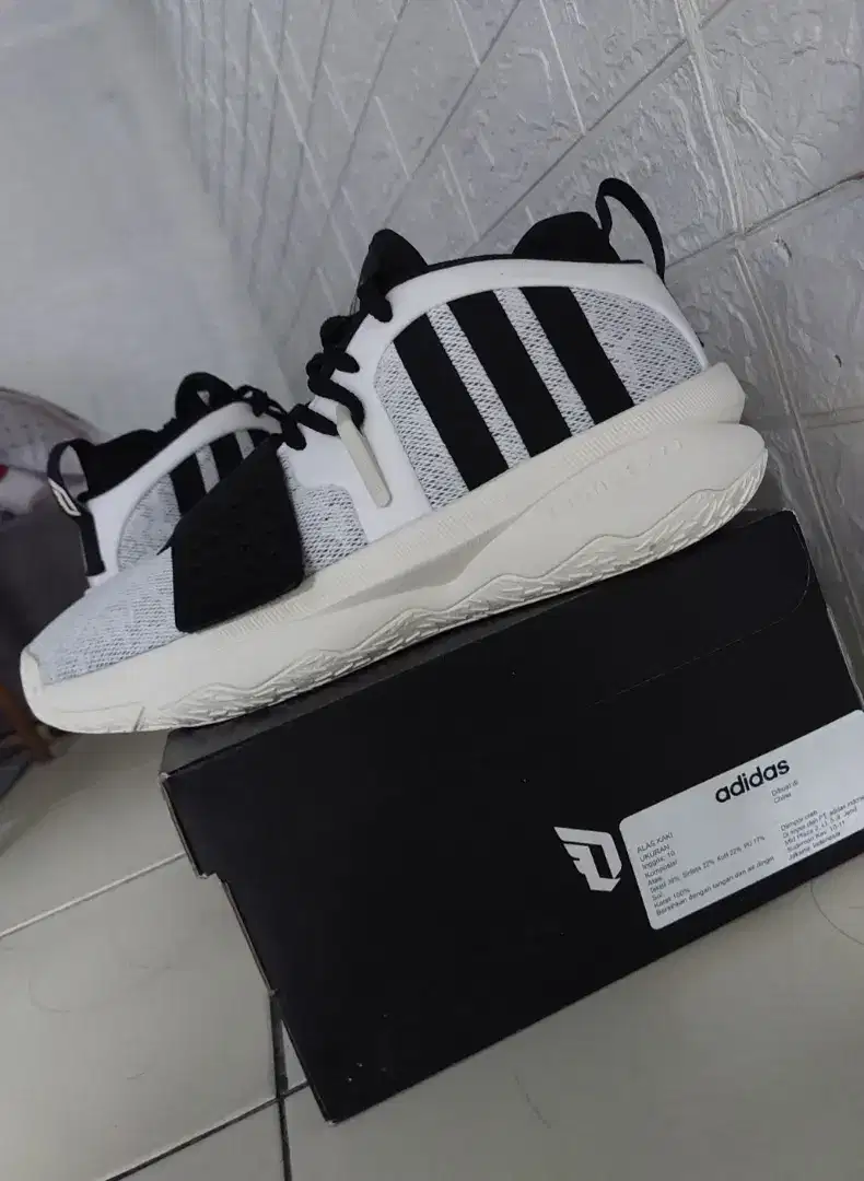 Sepatu Basket Adidas DAME 8 EXTPLY
size 10 UK (44 2/3).