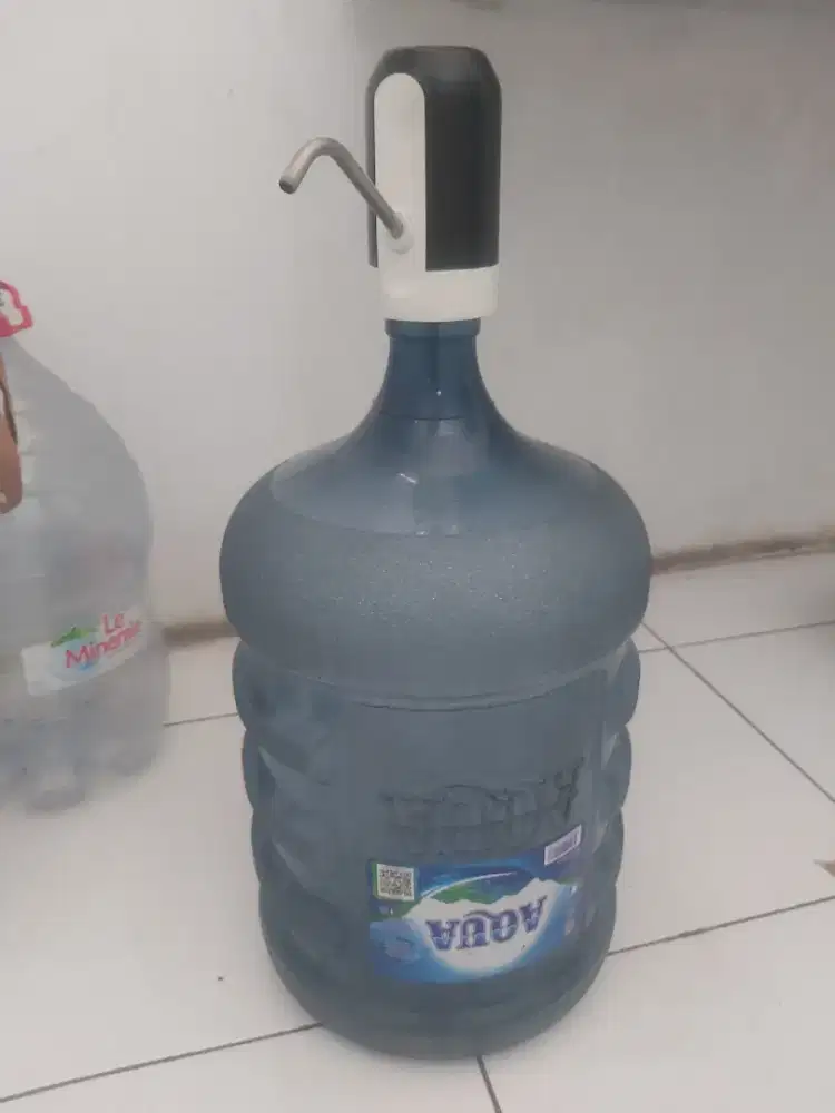 Galon aqua dan dispenser kecil
