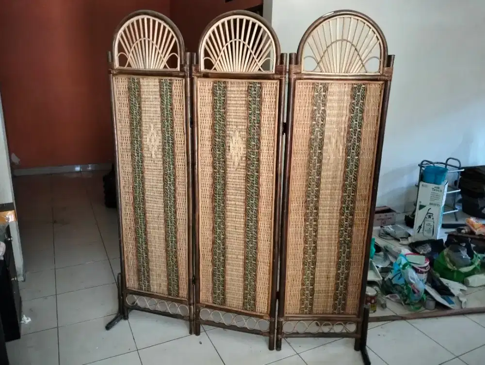 Penyekat ruangan rotan