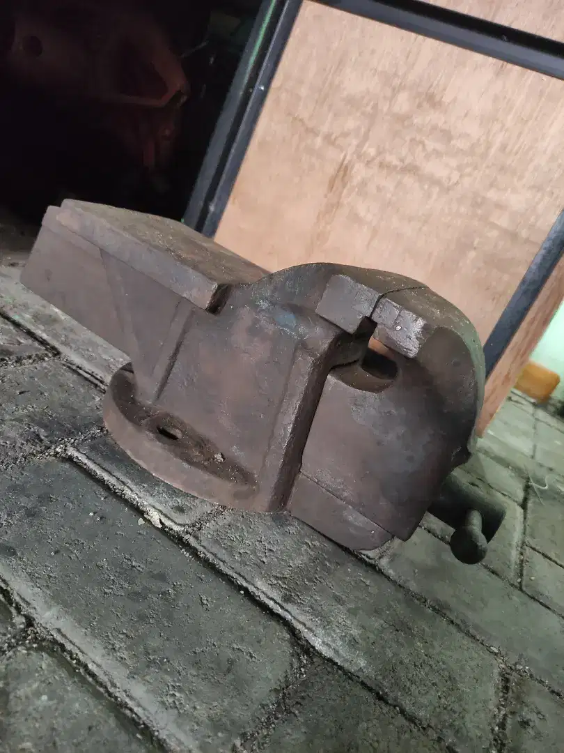Ragum tua 6 inch body sangat besar as besar dan berat banget masih ori