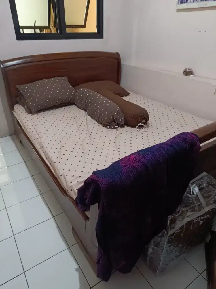 Tempat Tidur Kayu Jati Ukuran Queen