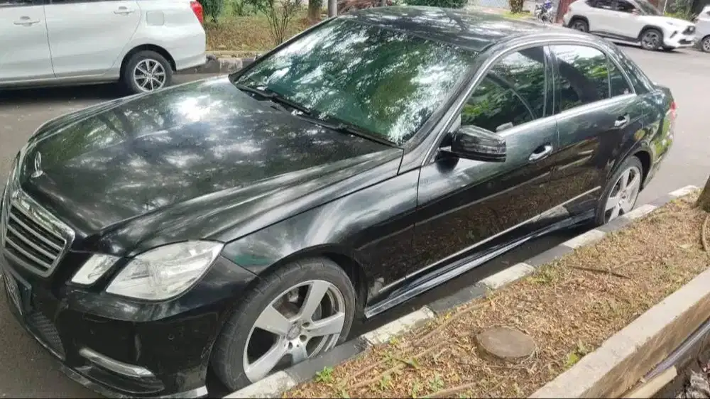 Mobil Mercedes Benz E250 sedan tahun 2013